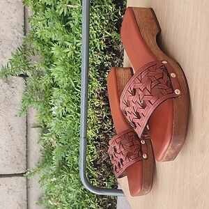 Tory Burch Basket weave Clogs in brick Red Size 9.5